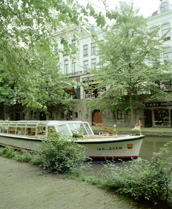 118419 Gezicht op de rondvaartboot Jan van den Doem in de Oudegracht te Utrecht.